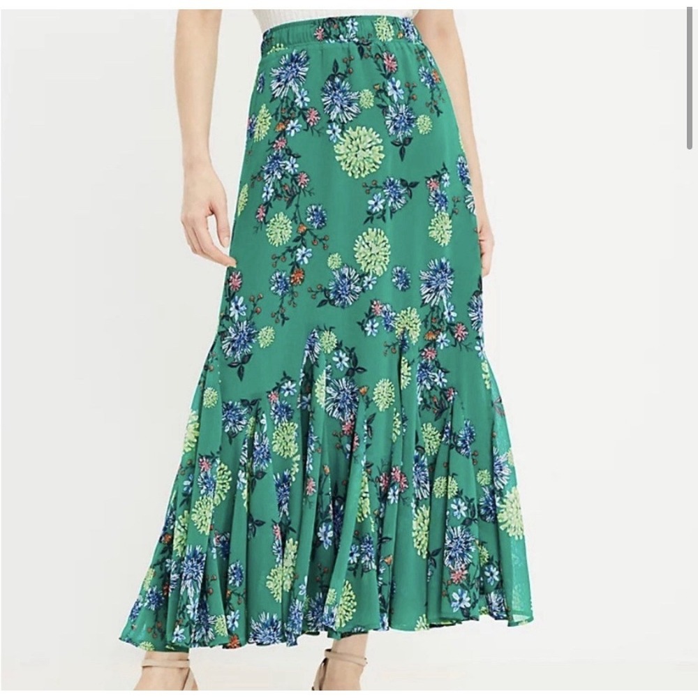 LOFT green floral maxi skirt with a tiered silhouette Green Size Medium